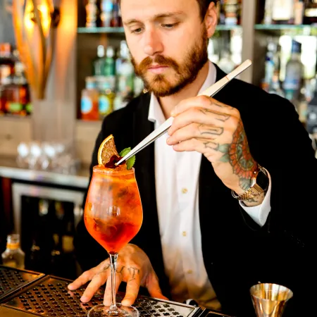 Murilo, head mixologist making a cocktail