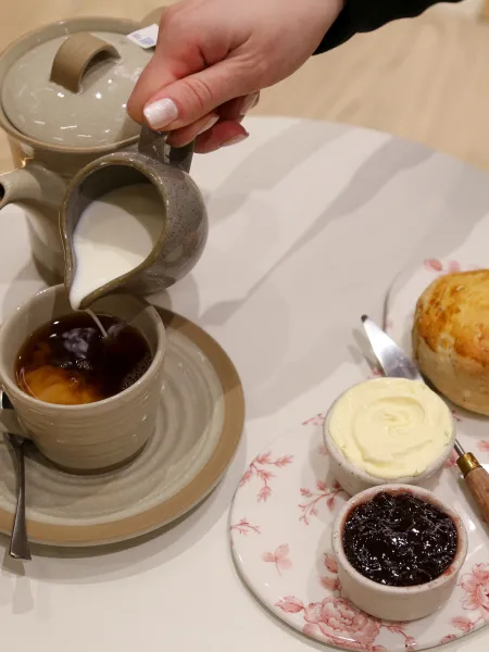 Frameless cafe bar scones