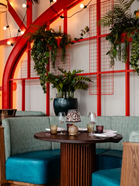 Interior design and a table inside Elemente Hamburg