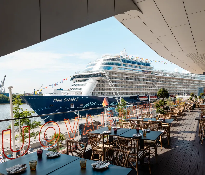 Air bar with a view across the Elbe River, Hamburg Harbour and HafenCity